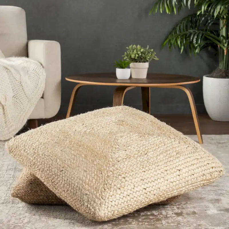 Le pouf/coussin de sol en jute texturé Faxon de Curated Nomad