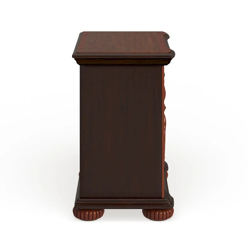 Table de chevet Ulis traditionnelle en bois massif de cerisier à 3 tiroirs par Furniture of America