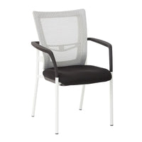 ProGrid ? Chaise visiteur à dossier en maille avec assise en tissu noir rembourré, accoudoirs et cadre de finition blanche
