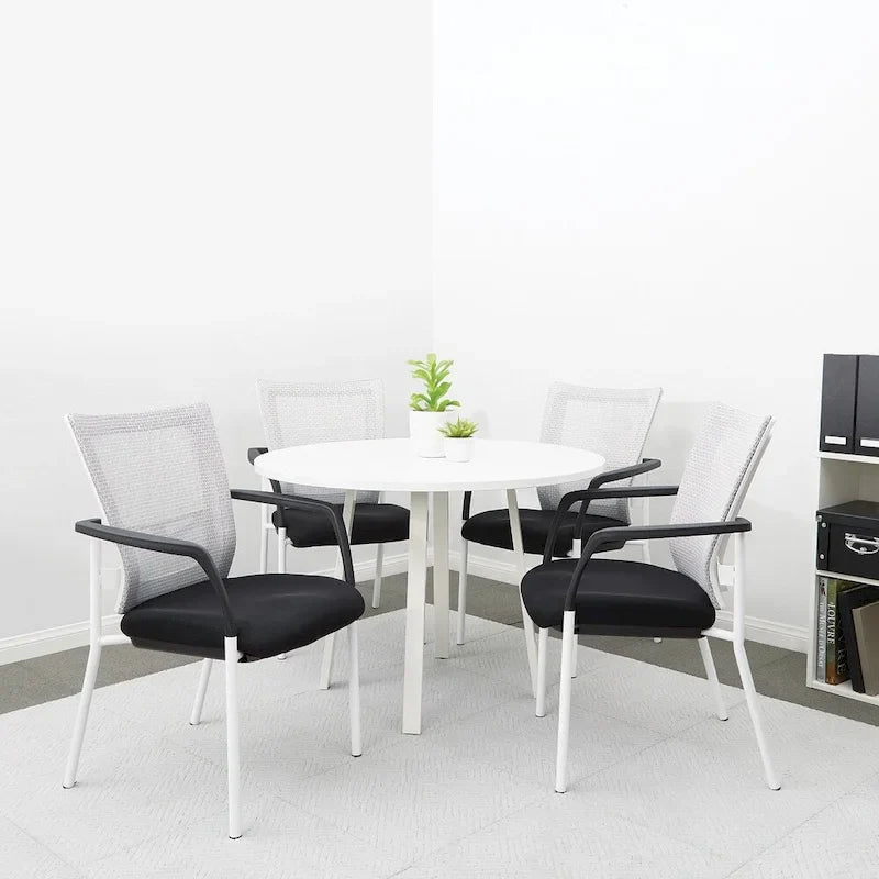 ProGrid ? Chaise visiteur à dossier en maille avec assise en tissu noir rembourré, accoudoirs et cadre de finition blanche