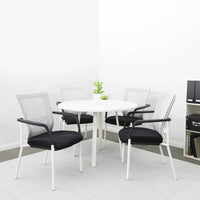 ProGrid ? Chaise visiteur à dossier en maille avec assise en tissu noir rembourré, accoudoirs et cadre de finition blanche