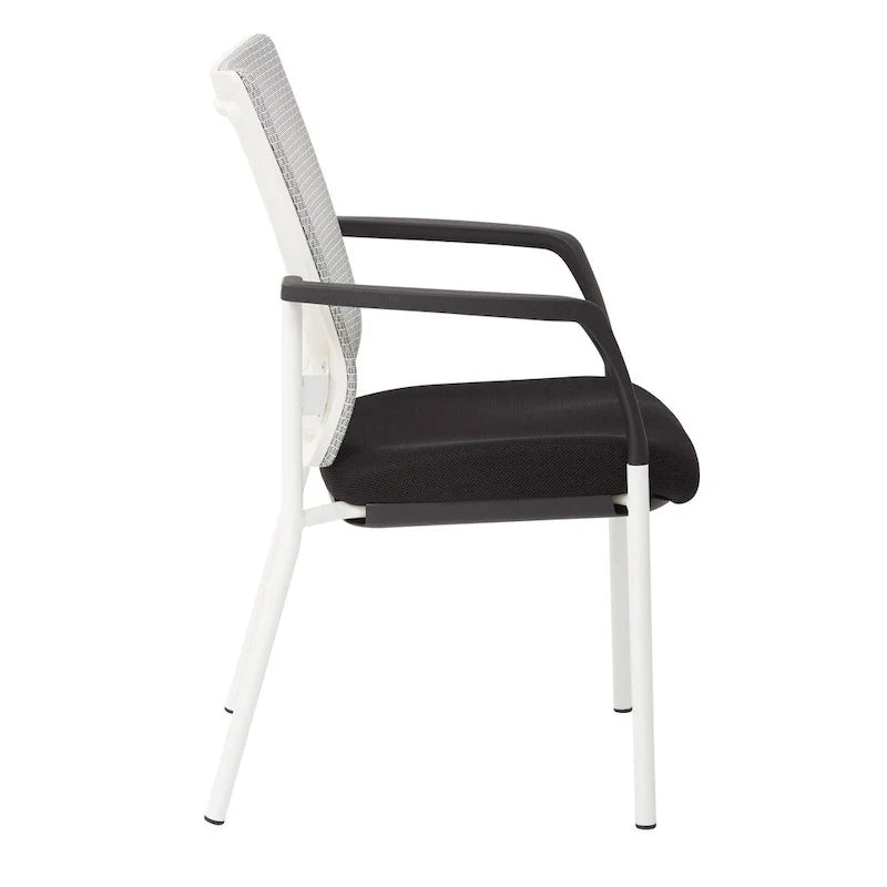 ProGrid ? Chaise visiteur à dossier en maille avec assise en tissu noir rembourré, accoudoirs et cadre de finition blanche
