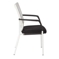 ProGrid ? Chaise visiteur à dossier en maille avec assise en tissu noir rembourré, accoudoirs et cadre de finition blanche