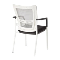 ProGrid ? Chaise visiteur à dossier en maille avec assise en tissu noir rembourré, accoudoirs et cadre de finition blanche