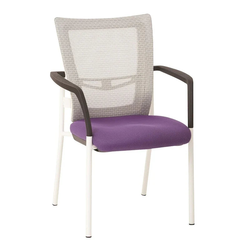 ProGrid ? Chaise visiteur à dossier en maille avec assise en tissu noir rembourré, accoudoirs et cadre de finition blanche