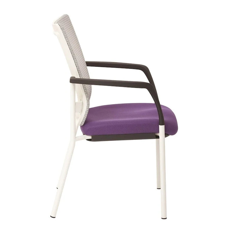 ProGrid ? Chaise visiteur à dossier en maille avec assise en tissu noir rembourré, accoudoirs et cadre de finition blanche