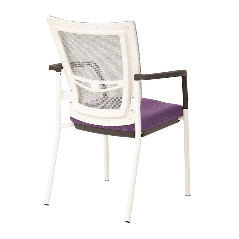 ProGrid ? Chaise visiteur à dossier en maille avec assise en tissu noir rembourré, accoudoirs et cadre de finition blanche