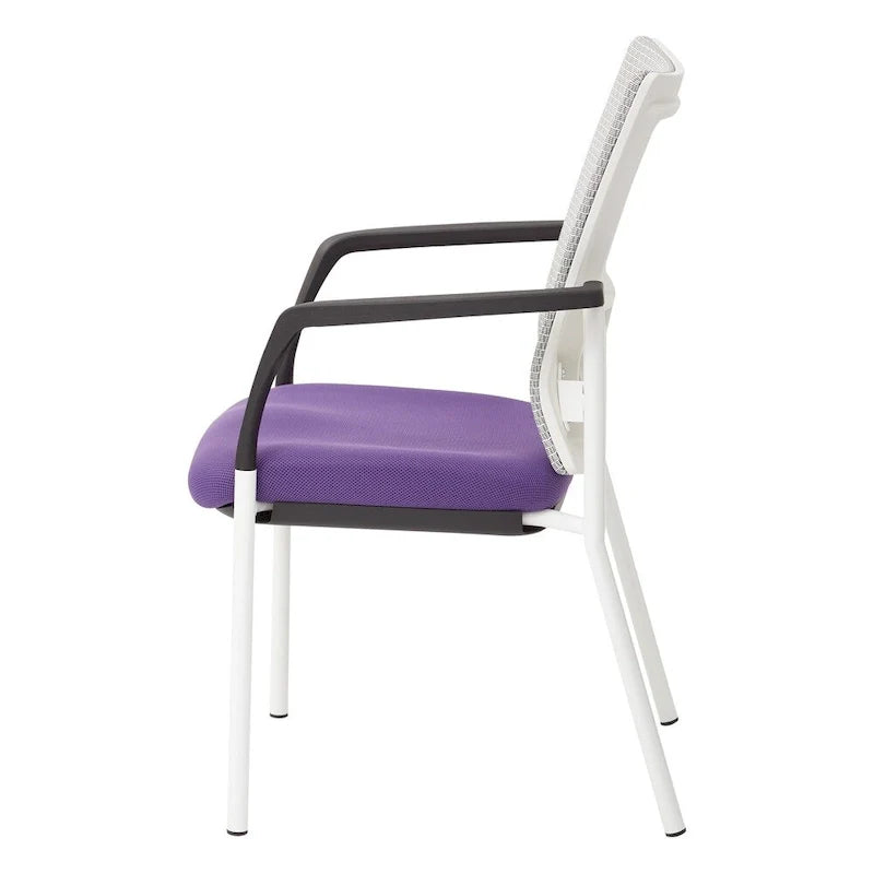 ProGrid ? Chaise visiteur à dossier en maille avec assise en tissu noir rembourré, accoudoirs et cadre de finition blanche