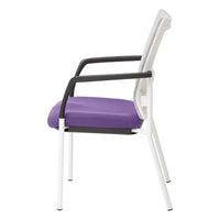 ProGrid ? Chaise visiteur à dossier en maille avec assise en tissu noir rembourré, accoudoirs et cadre de finition blanche
