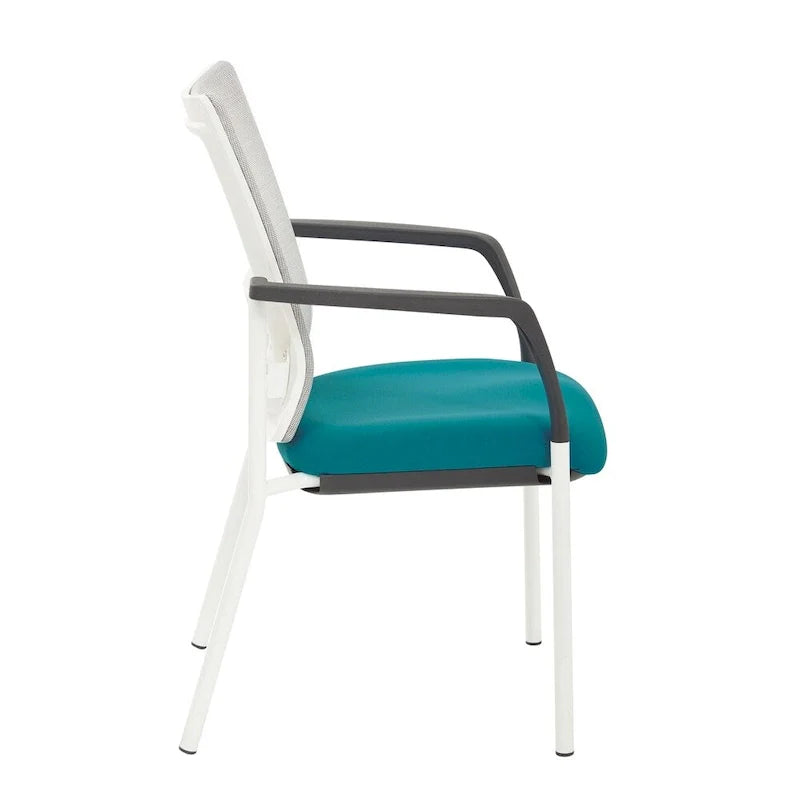 ProGrid ? Chaise visiteur à dossier en maille avec assise en tissu noir rembourré, accoudoirs et cadre de finition blanche