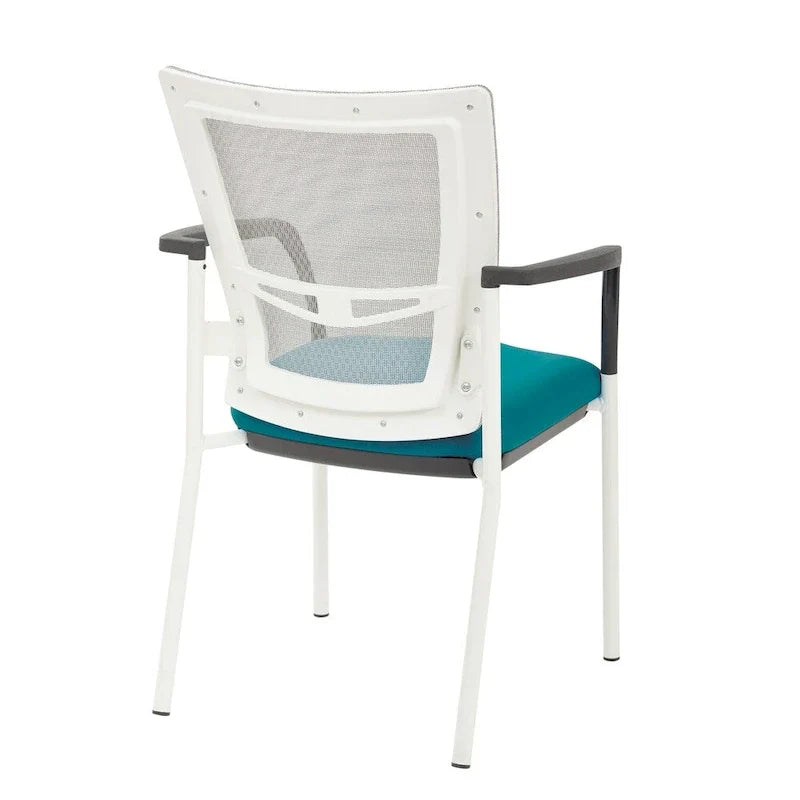 ProGrid ? Chaise visiteur à dossier en maille avec assise en tissu noir rembourré, accoudoirs et cadre de finition blanche
