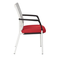 ProGrid ? Chaise visiteur à dossier en maille avec assise en tissu noir rembourré, accoudoirs et cadre de finition blanche