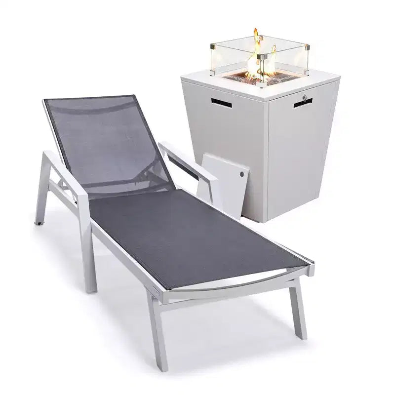 LeisureMod Marlin Chaise longue de patio moderne en aluminium blanc avec accoudoirs et table d'appoint carree foyer, assise d'extérieur pour patio, terrasse et bord de piscine