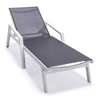 LeisureMod Marlin Chaise longue de patio moderne en aluminium blanc avec accoudoirs et table d'appoint carree foyer, assise d'extérieur pour patio, terrasse et bord de piscine