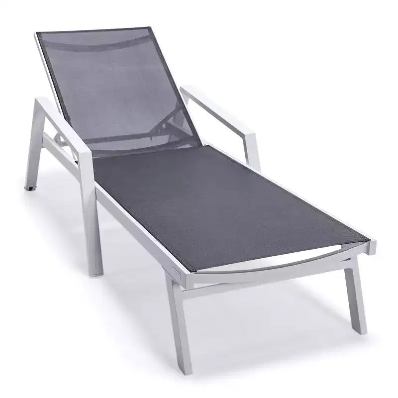 LeisureMod Marlin Chaise longue de patio moderne en aluminium blanc avec accoudoirs et table d'appoint carree foyer, assise d'extérieur pour patio, terrasse et bord de piscine