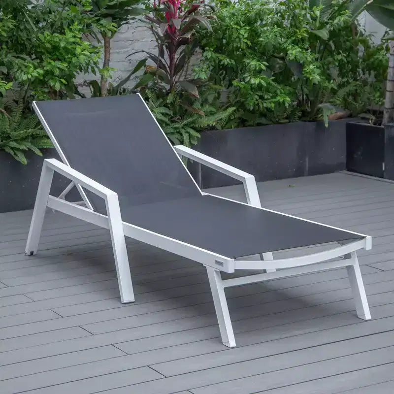 LeisureMod Marlin Chaise longue de patio moderne en aluminium blanc avec accoudoirs et table d'appoint carree foyer, assise d'extérieur pour patio, terrasse et bord de piscine