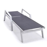 LeisureMod Marlin Chaise longue de patio moderne en aluminium blanc avec accoudoirs et table d'appoint carree foyer, assise d'extérieur pour patio, terrasse et bord de piscine