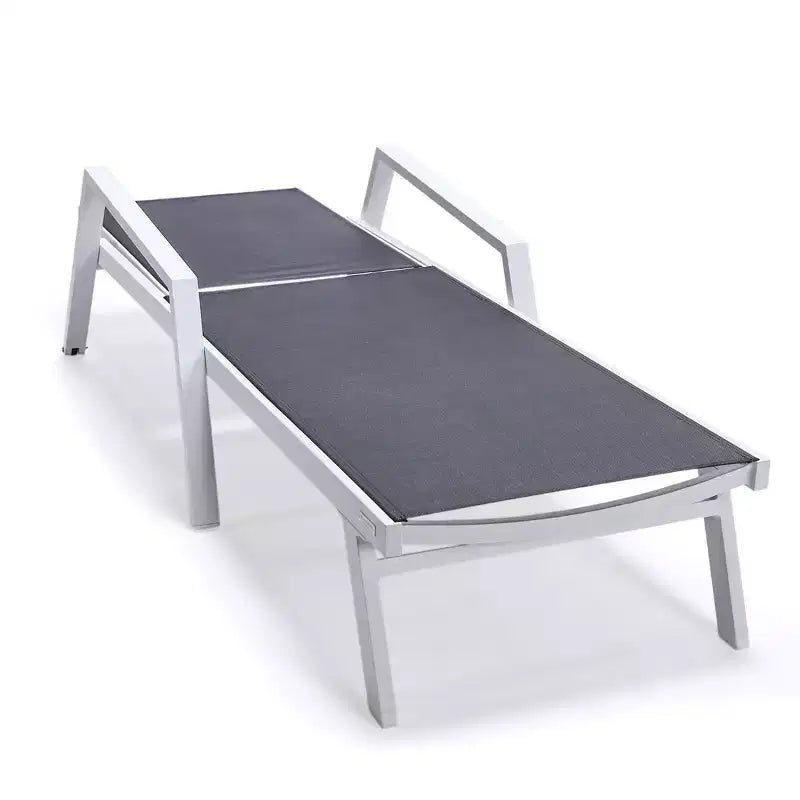 LeisureMod Marlin Chaise longue de patio moderne en aluminium blanc avec accoudoirs et table d'appoint carree foyer, assise d'extérieur pour patio, terrasse et bord de piscine