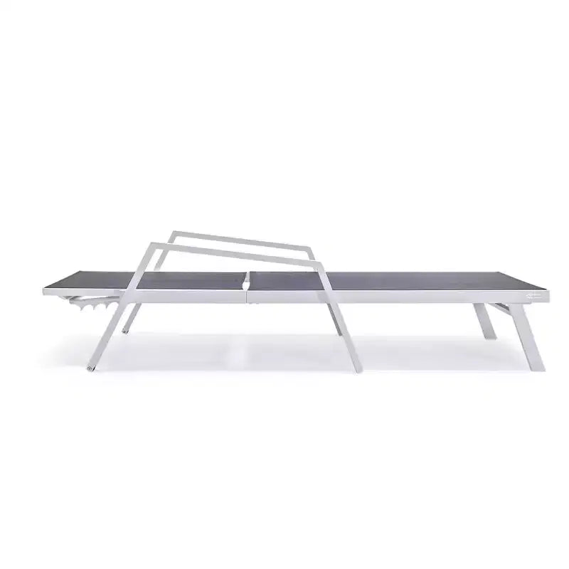 LeisureMod Marlin Chaise longue de patio moderne en aluminium blanc avec accoudoirs et table d'appoint carree foyer, assise d'extérieur pour patio, terrasse et bord de piscine
