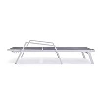 LeisureMod Marlin Chaise longue de patio moderne en aluminium blanc avec accoudoirs et table d'appoint carree foyer, assise d'extérieur pour patio, terrasse et bord de piscine