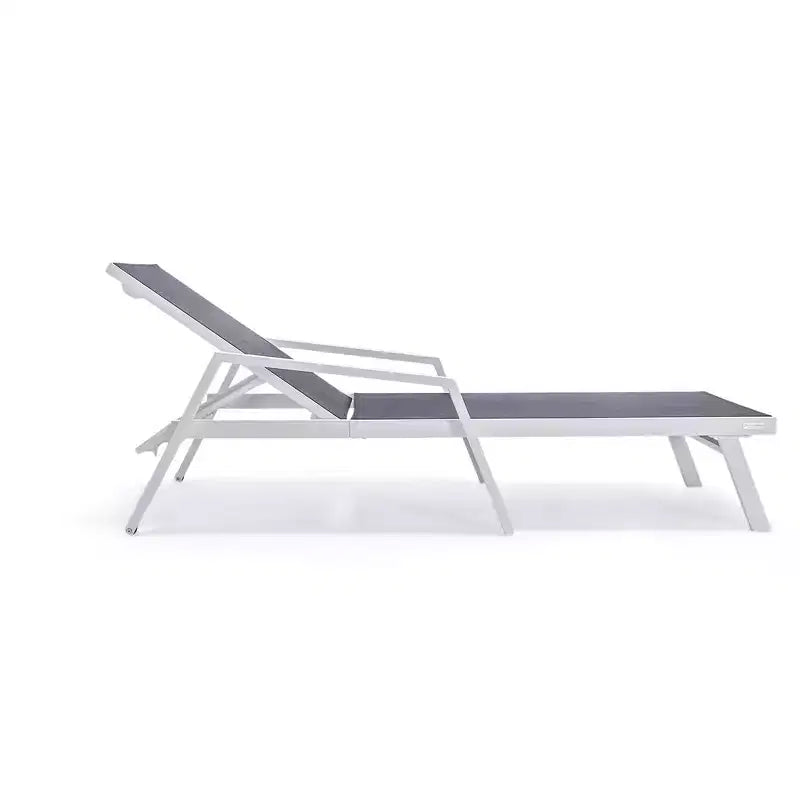 LeisureMod Marlin Chaise longue de patio moderne en aluminium blanc avec accoudoirs et table d'appoint carree foyer, assise d'extérieur pour patio, terrasse et bord de piscine