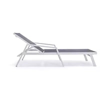 LeisureMod Marlin Chaise longue de patio moderne en aluminium blanc avec accoudoirs et table d'appoint carree foyer, assise d'extérieur pour patio, terrasse et bord de piscine