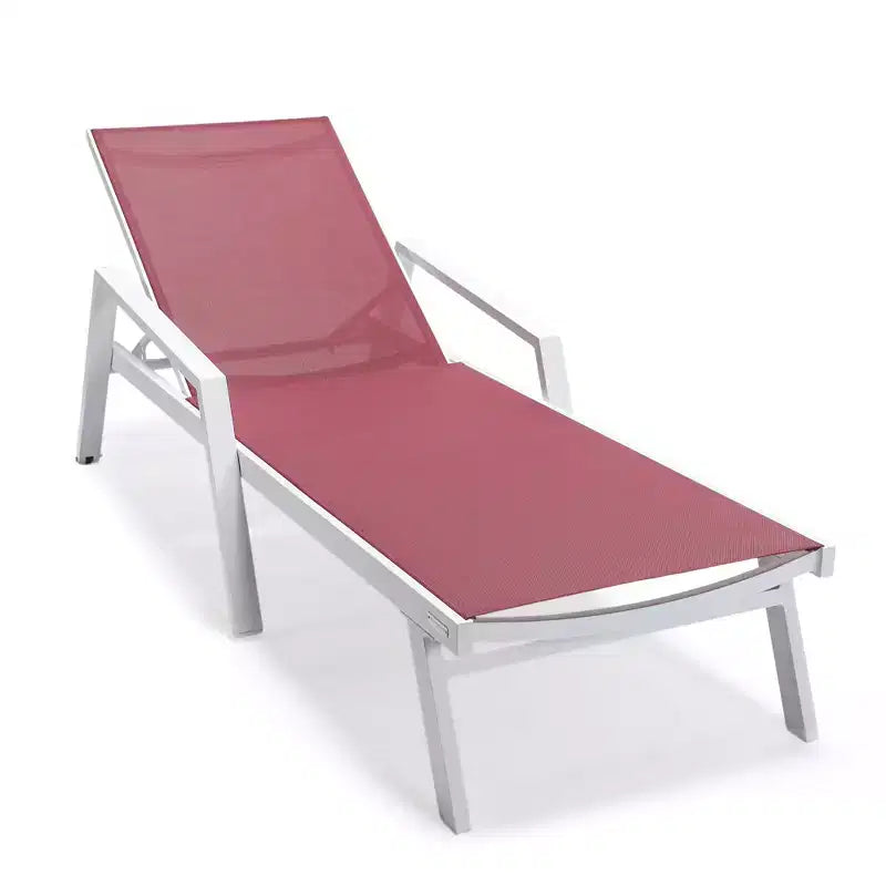 LeisureMod Marlin Chaise longue de patio moderne en aluminium blanc avec accoudoirs et table d'appoint carree foyer, assise d'extérieur pour patio, terrasse et bord de piscine