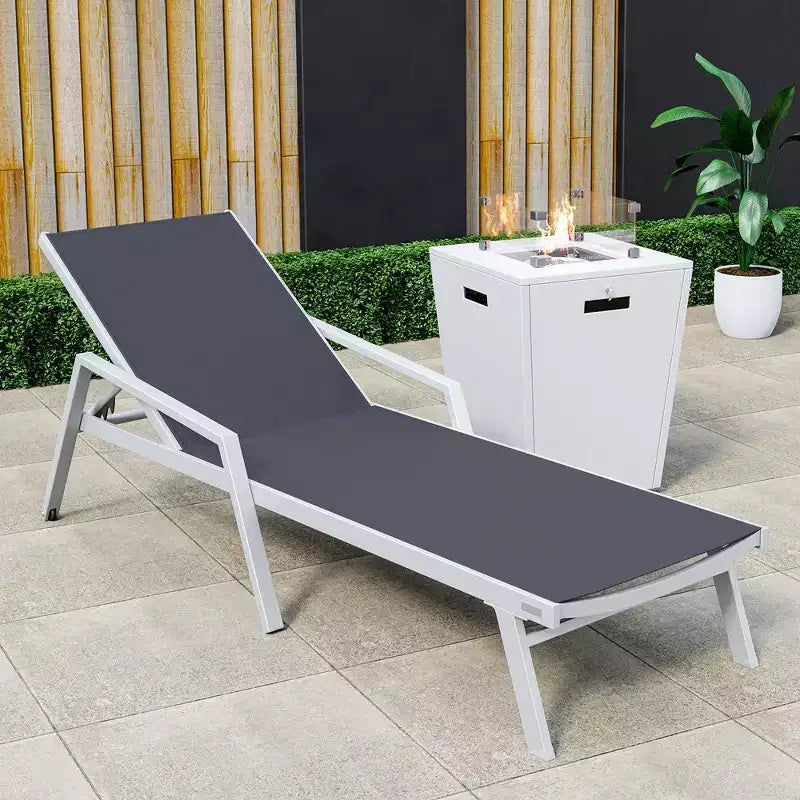 LeisureMod Marlin Chaise longue de patio moderne en aluminium blanc avec accoudoirs et table d'appoint carree foyer, assise d'extérieur pour patio, terrasse et bord de piscine