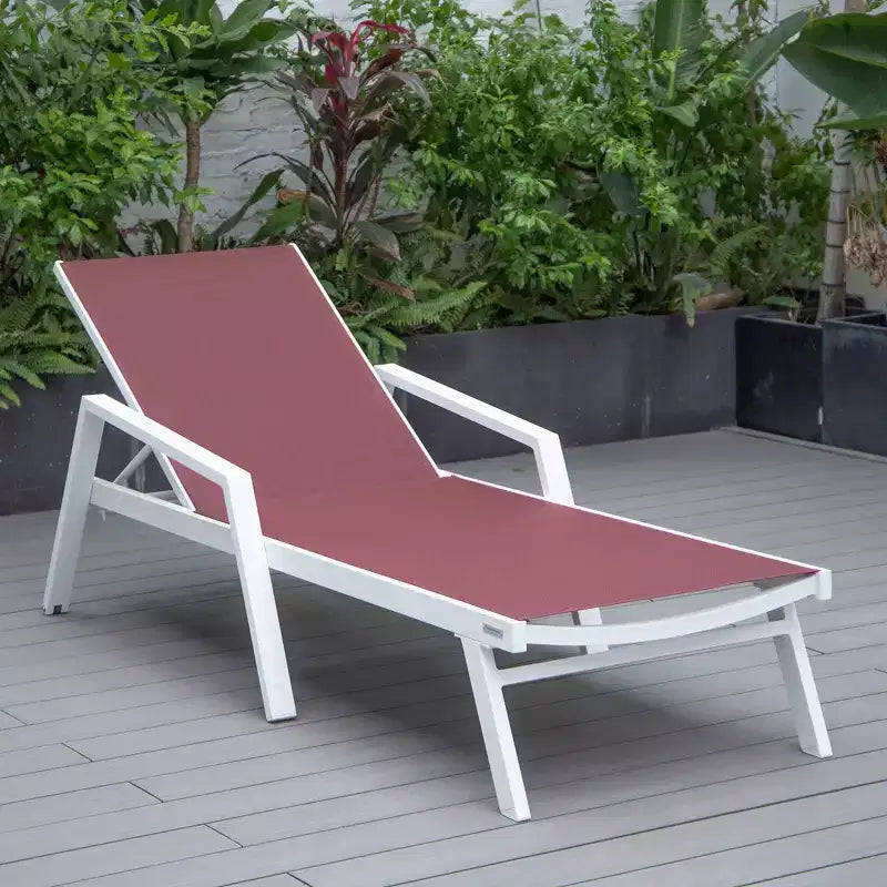 LeisureMod Marlin Chaise longue de patio moderne en aluminium blanc avec accoudoirs et table d'appoint carree foyer, assise d'extérieur pour patio, terrasse et bord de piscine