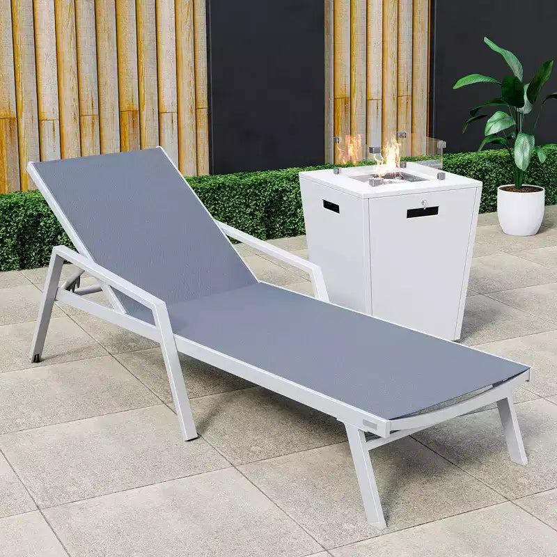 LeisureMod Marlin Chaise longue de patio moderne en aluminium blanc avec accoudoirs et table d'appoint carree foyer, assise d'extérieur pour patio, terrasse et bord de piscine