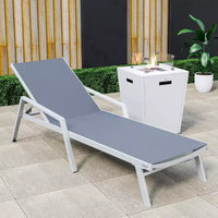 LeisureMod Marlin Chaise longue de patio moderne en aluminium blanc avec accoudoirs et table d'appoint carree foyer, assise d'extérieur pour patio, terrasse et bord de piscine