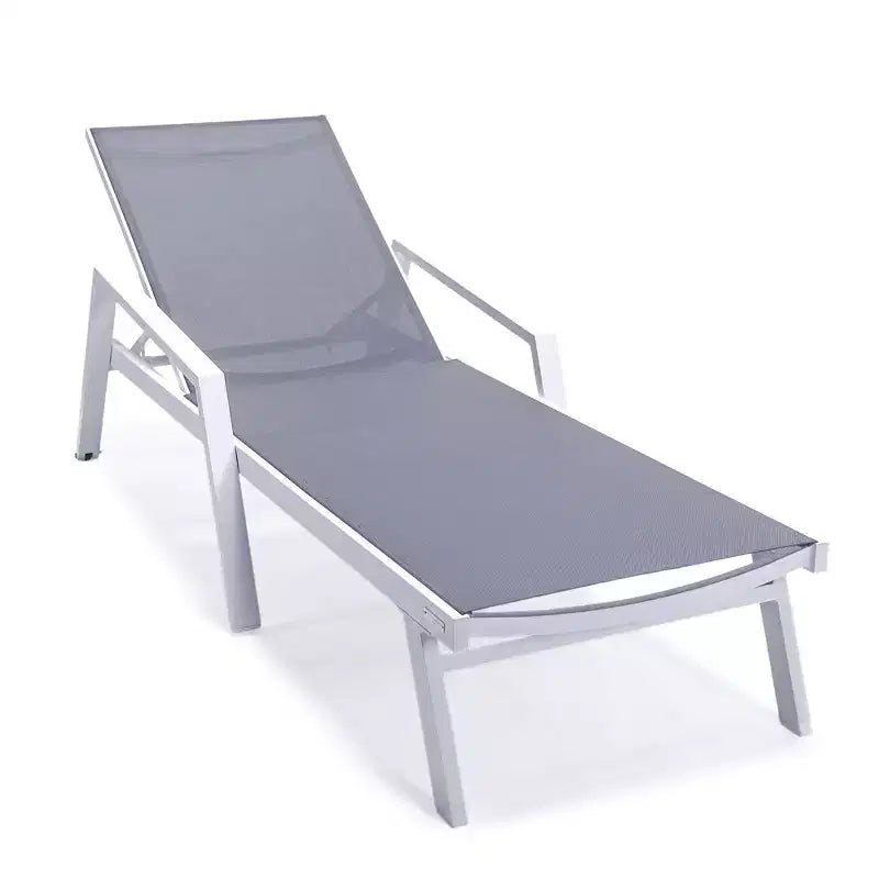 LeisureMod Marlin Chaise longue de patio moderne en aluminium blanc avec accoudoirs et table d'appoint carree foyer, assise d'extérieur pour patio, terrasse et bord de piscine