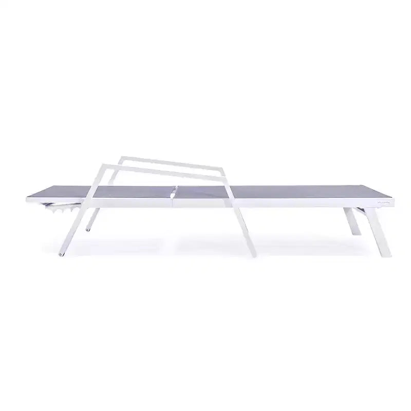 LeisureMod Marlin Chaise longue de patio moderne en aluminium blanc avec accoudoirs et table d'appoint carree foyer, assise d'extérieur pour patio, terrasse et bord de piscine