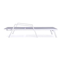 LeisureMod Marlin Chaise longue de patio moderne en aluminium blanc avec accoudoirs et table d'appoint carree foyer, assise d'extérieur pour patio, terrasse et bord de piscine