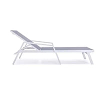 LeisureMod Marlin Chaise longue de patio moderne en aluminium blanc avec accoudoirs et table d'appoint carree foyer, assise d'extérieur pour patio, terrasse et bord de piscine