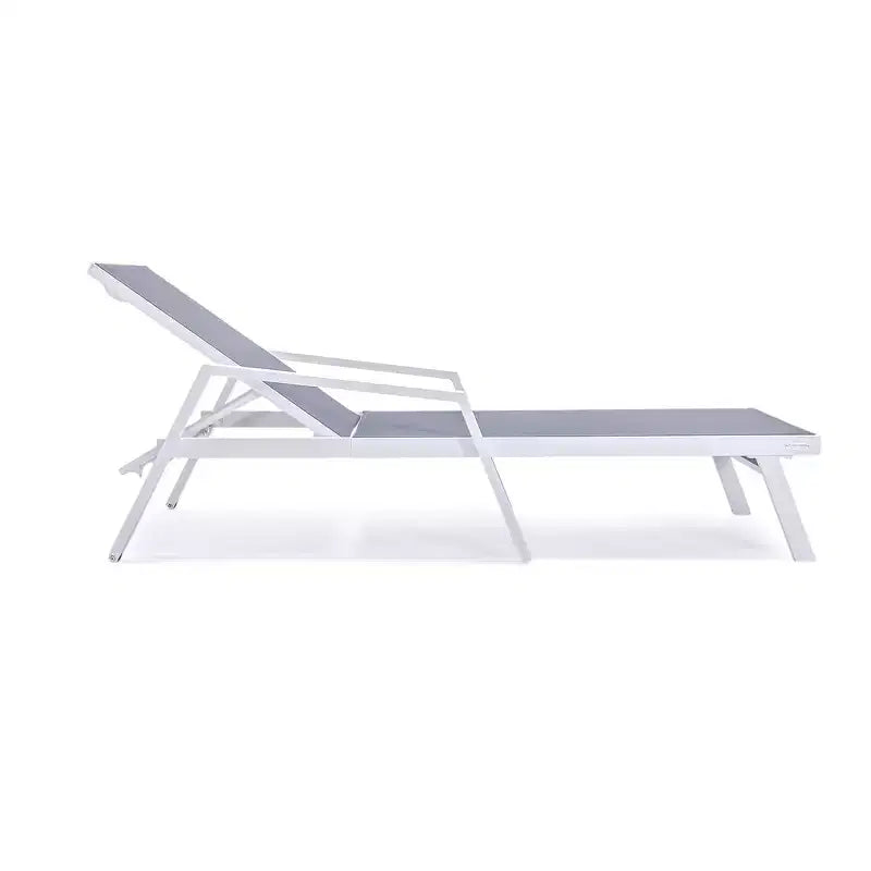 LeisureMod Marlin Chaise longue de patio moderne en aluminium blanc avec accoudoirs et table d'appoint carree foyer, assise d'extérieur pour patio, terrasse et bord de piscine