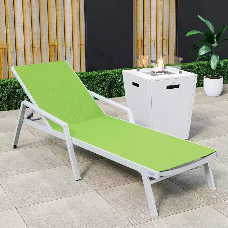 LeisureMod Marlin Chaise longue de patio moderne en aluminium blanc avec accoudoirs et table d'appoint carree foyer, assise d'extérieur pour patio, terrasse et bord de piscine