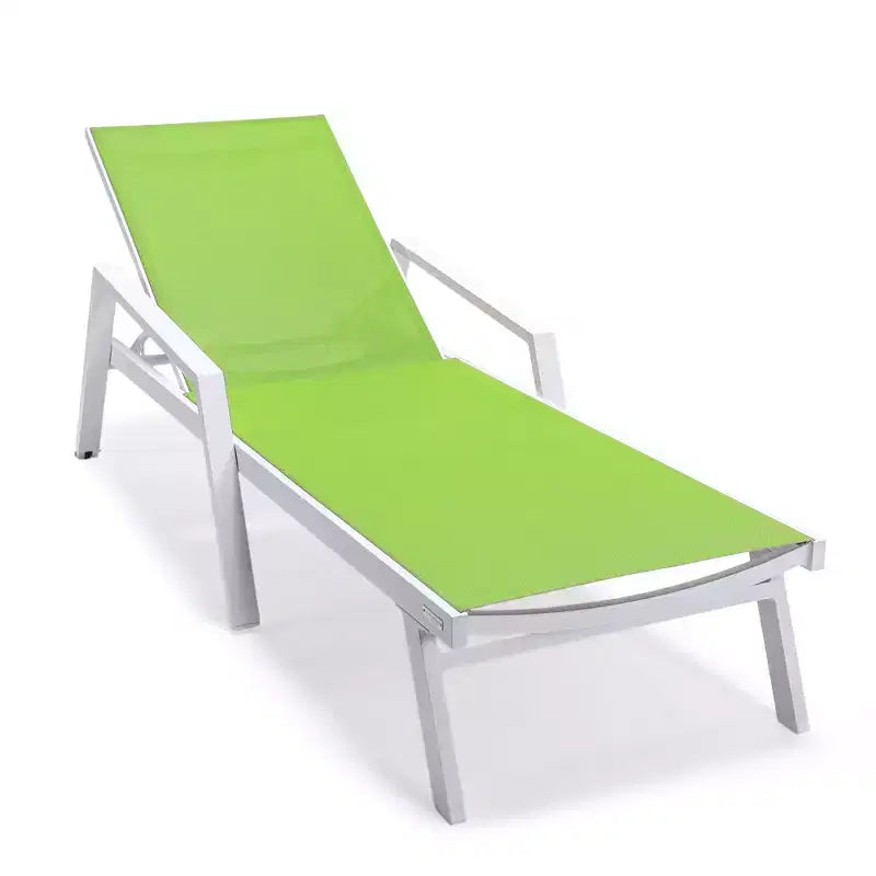 LeisureMod Marlin Chaise longue de patio moderne en aluminium blanc avec accoudoirs et table d'appoint carree foyer, assise d'extérieur pour patio, terrasse et bord de piscine