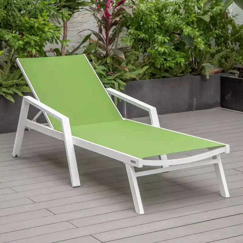 LeisureMod Marlin Chaise longue de patio moderne en aluminium blanc avec accoudoirs et table d'appoint carree foyer, assise d'extérieur pour patio, terrasse et bord de piscine