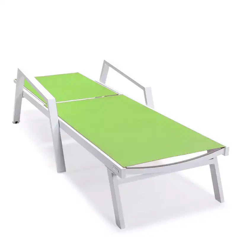 LeisureMod Marlin Chaise longue de patio moderne en aluminium blanc avec accoudoirs et table d'appoint carree foyer, assise d'extérieur pour patio, terrasse et bord de piscine