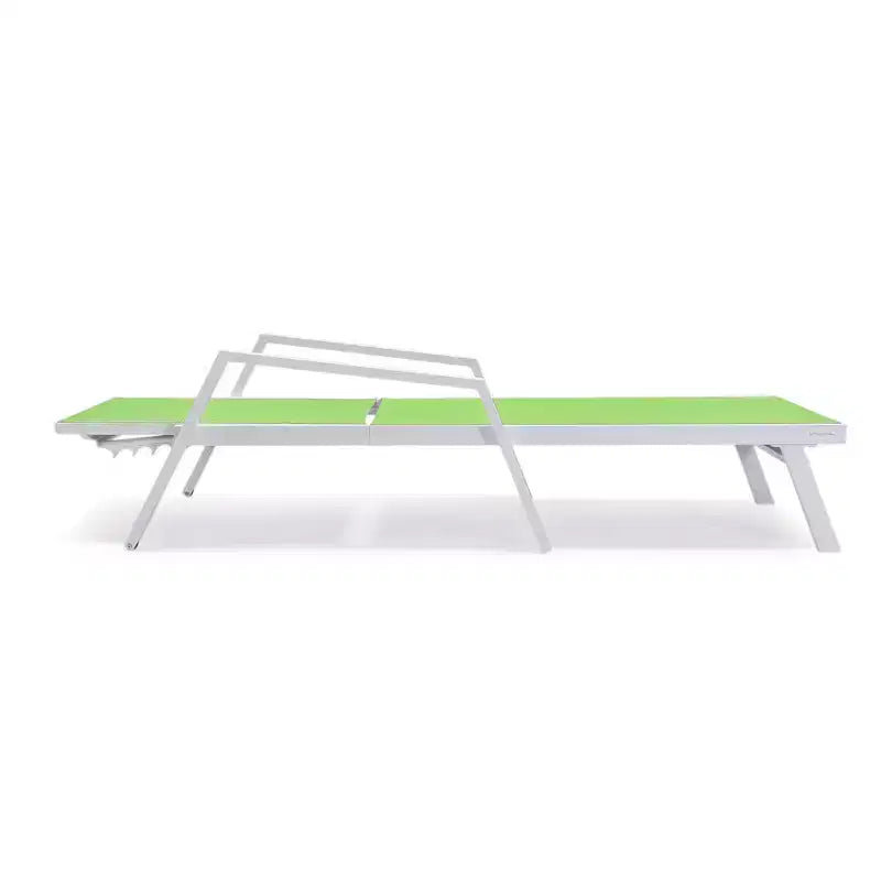 LeisureMod Marlin Chaise longue de patio moderne en aluminium blanc avec accoudoirs et table d'appoint carree foyer, assise d'extérieur pour patio, terrasse et bord de piscine