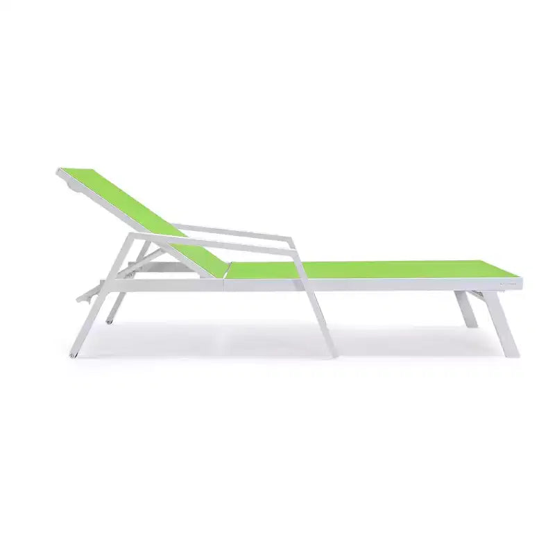 LeisureMod Marlin Chaise longue de patio moderne en aluminium blanc avec accoudoirs et table d'appoint carree foyer, assise d'extérieur pour patio, terrasse et bord de piscine