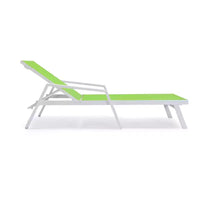 LeisureMod Marlin Chaise longue de patio moderne en aluminium blanc avec accoudoirs et table d'appoint carree foyer, assise d'extérieur pour patio, terrasse et bord de piscine
