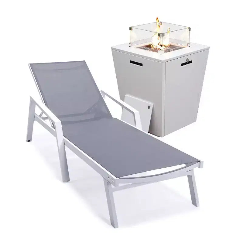 LeisureMod Marlin Chaise longue de patio moderne en aluminium blanc avec accoudoirs et table d'appoint carree foyer, assise d'extérieur pour patio, terrasse et bord de piscine