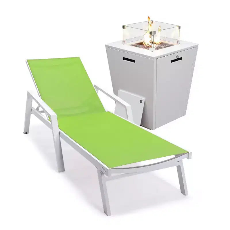 LeisureMod Marlin Chaise longue de patio moderne en aluminium blanc avec accoudoirs et table d'appoint carree foyer, assise d'extérieur pour patio, terrasse et bord de piscine