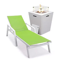 LeisureMod Marlin Chaise longue de patio moderne en aluminium blanc avec accoudoirs et table d'appoint carree foyer, assise d'extérieur pour patio, terrasse et bord de piscine
