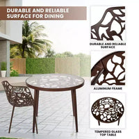LeisureMod Devon Ensemble bistro extérieur 3 pièces en aluminium – Table de salle à manger avec plateau en verre et 2 chaises empilables en maille tout temps