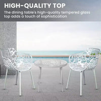LeisureMod Devon Ensemble bistro extérieur 3 pièces en aluminium – Table de salle à manger avec plateau en verre et 2 chaises empilables en maille tout temps
