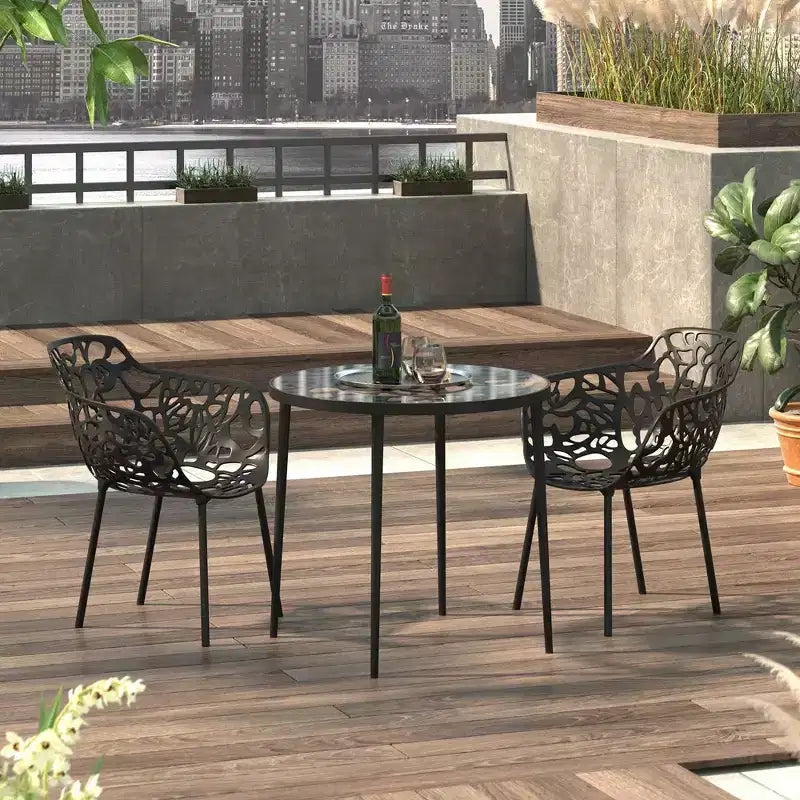 LeisureMod Devon Ensemble bistro extérieur 3 pièces en aluminium – Table de salle à manger avec plateau en verre et 2 chaises empilables en maille tout temps