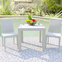 LeisureMod Mace Ensemble de Bistro d'Extérieur Moderne du Milieu du Siècle 3 Pièces - Table Ronde Blanche avec 2 Chaises Empilables